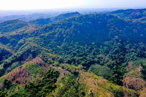Randonnée pittoresque à cheval dans une réserve de montagne tropicale