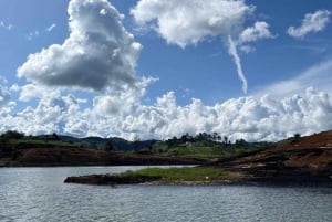 Discover Guatapé: Guided tour, culture, landscapes, and lunch included