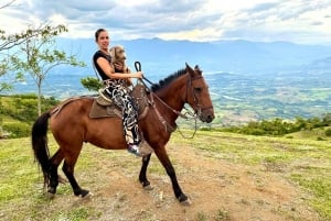 Aventura épica en Antioquia: quads, parapente y caballos de montaña