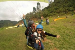 Tour di un giorno in parapendio a Calarca