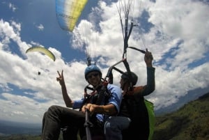 Tour di un giorno in parapendio a Calarca