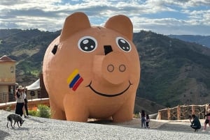 ボゴタ：ヴィラ デ レイバ ラキラ ポソス アズレスなどへのツアー