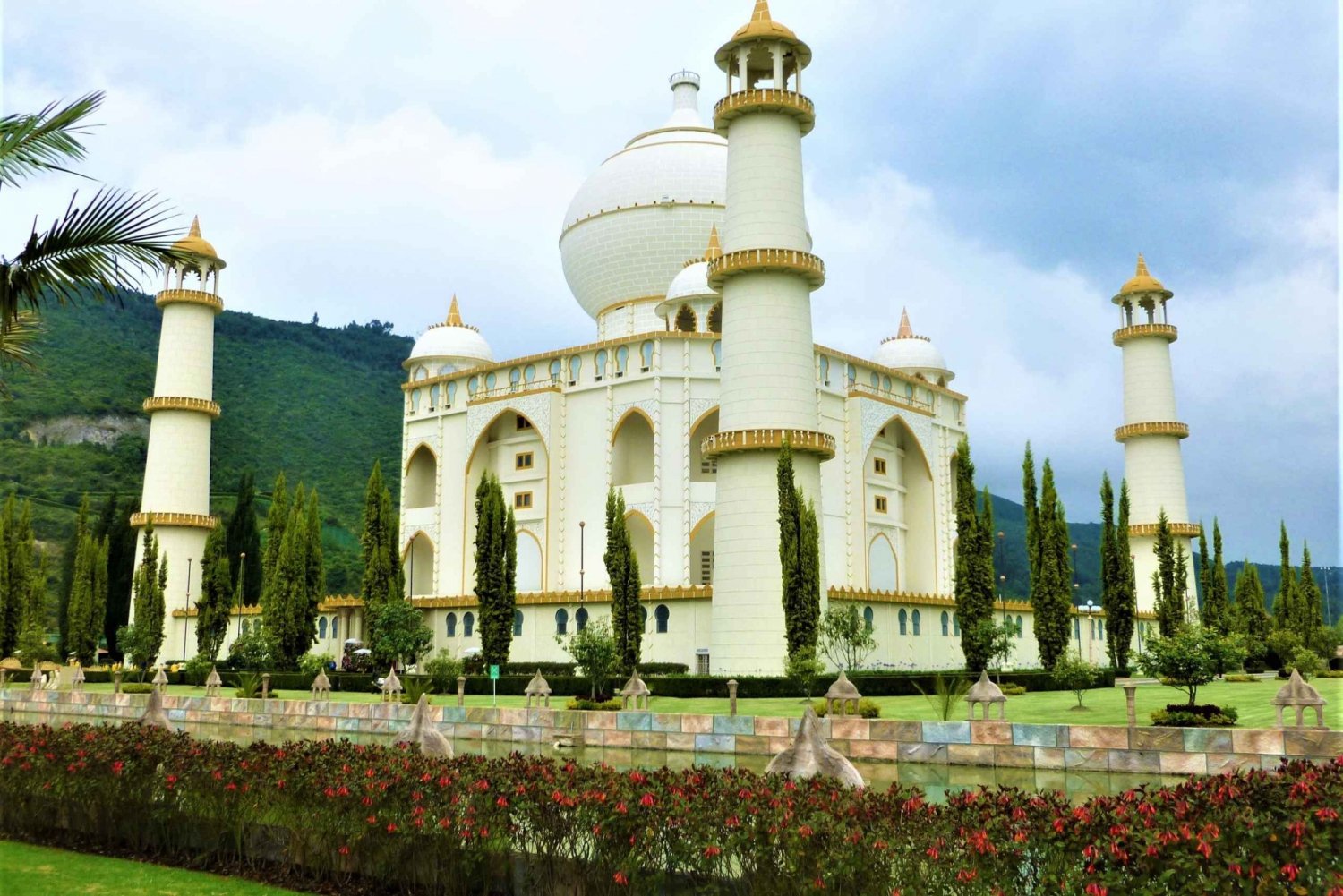 From Bogotá: Jaime Duque Park and Salt Cathedral with Lunch