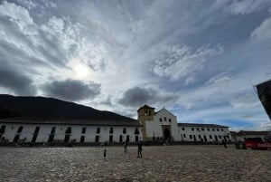 ボゴタ：ヴィラ デ レイバ ラキラ ポソス アズレスなどへのツアー