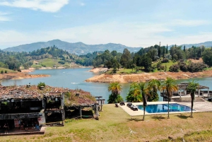 Von Guatape aus: Pablo Escobar Mansion, Paintball und Bootsfahrt