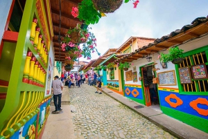 Von Guatape aus: Pablo Escobar Mansion, Paintball und Bootsfahrt