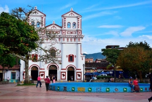 Von Guatape aus: Pablo Escobar Mansion, Paintball und Bootsfahrt