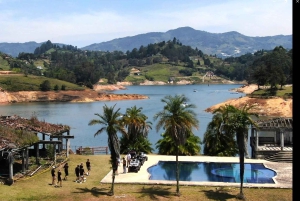 Von Guatape aus: Pablo Escobar Mansion, Paintball und Bootsfahrt