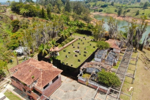 Von Guatape aus: Pablo Escobar Mansion, Paintball und Bootsfahrt