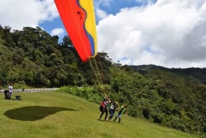 Desde Medellín: Excursión en quad y parapente en cascada