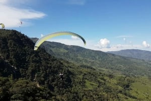 Desde Medellín: Excursión Privada en Parapente sobre las Cascadas