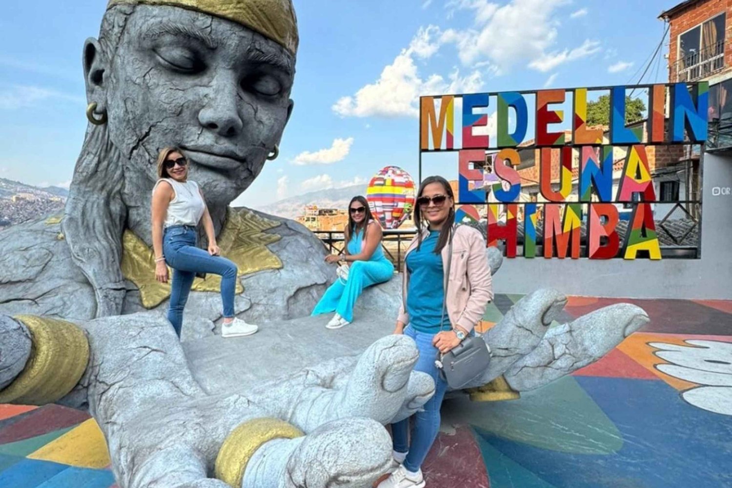 'Del arte callejero al cielo' Tour Privado Comuna 13 y Mirador La Palma