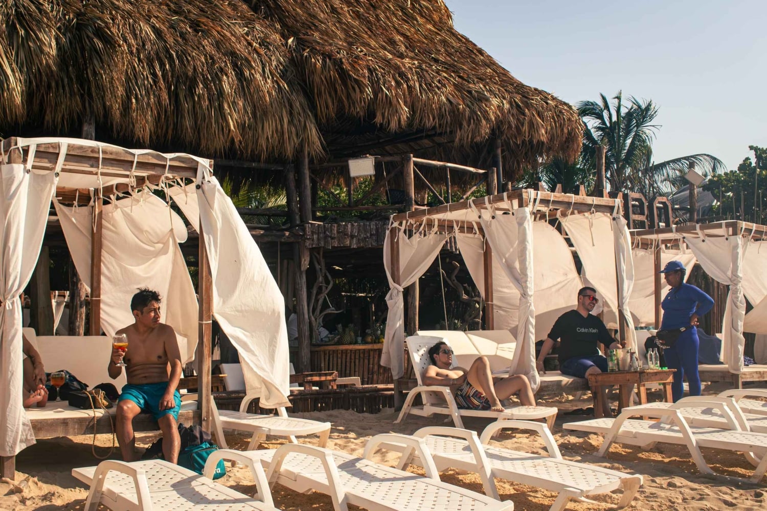 イスラ・バル・プラヤ・ブランカでの終日（マンボ・ビーチ・クラブにて