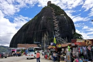 Tour di un giorno intero a Guatapé Piedra del Peñol da Medellin