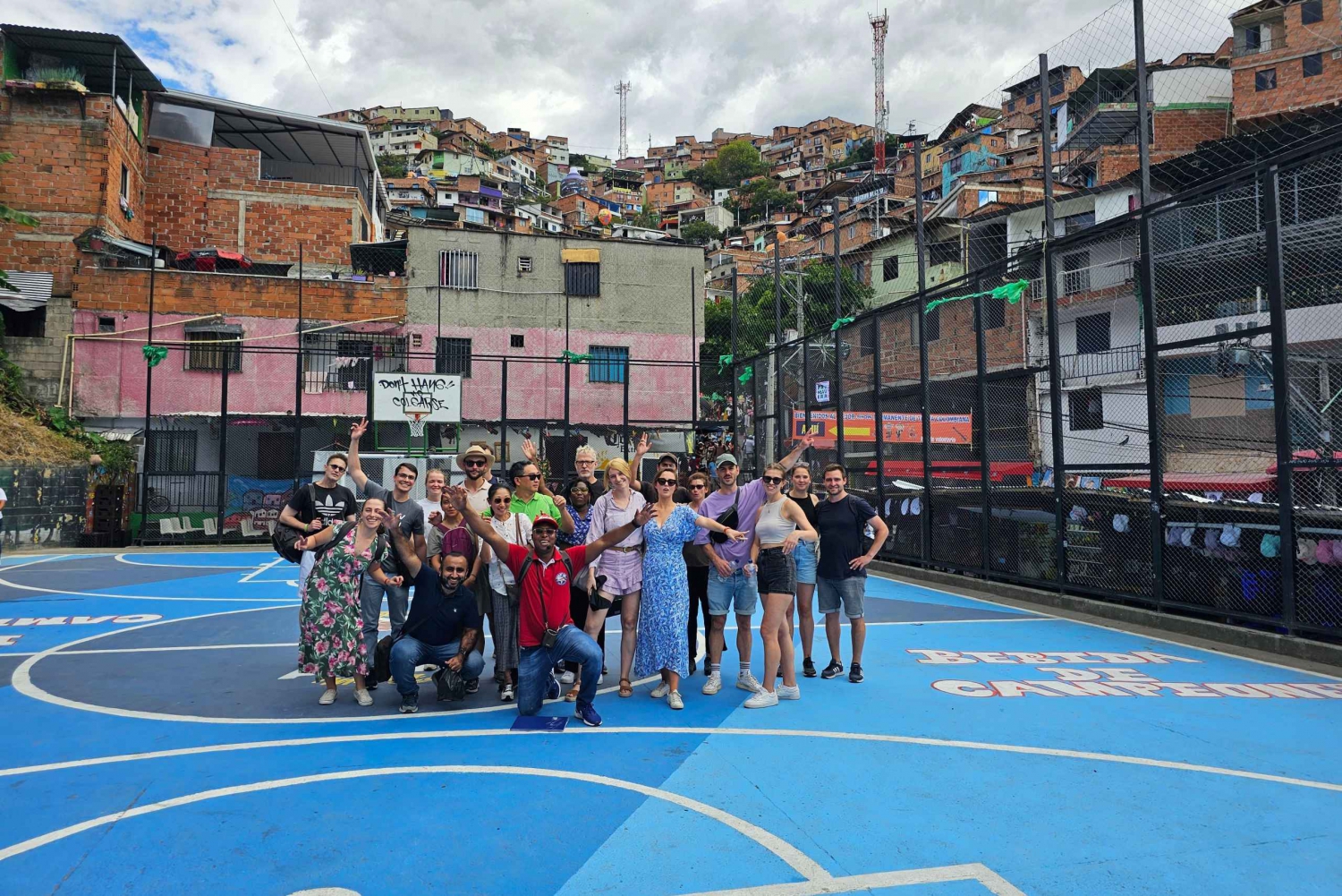 Graffiti Tour comuna 13 and cable car (made by local guides)