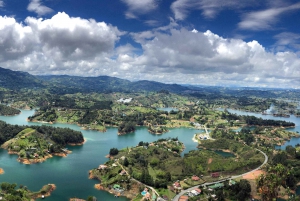 Guatapé: Day trip with Transport, Food & Boat