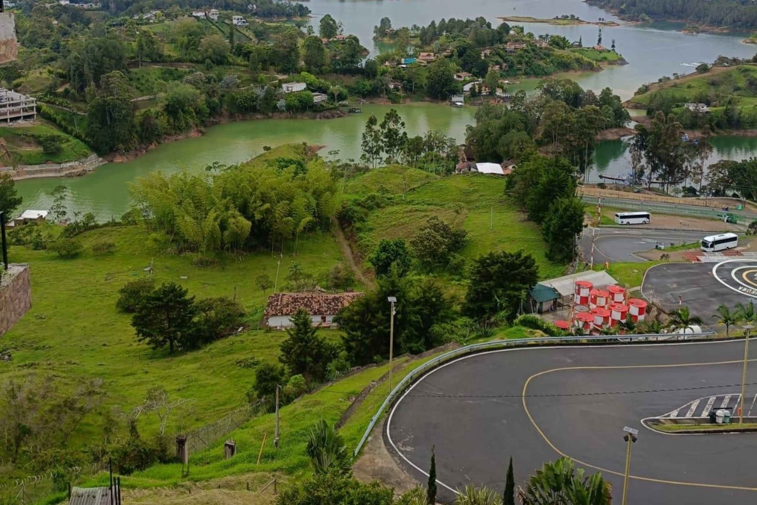 Erlebnistour in Guatapé: Natur, Kultur und Bootsfahrt mit Guide