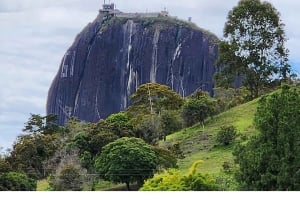 Guatapé: Kultowa wspinaczka skałkowa dla początkujących i ekspertów.