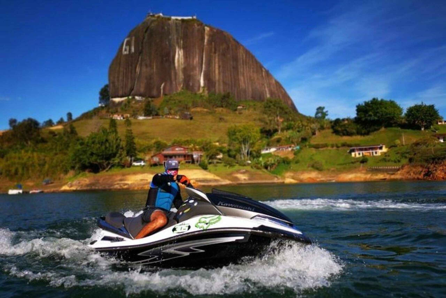 Guatape-touri toiminnassa; seikkailu vesiskootterilla tai wakeboardilla!! Piedra del Peñol
