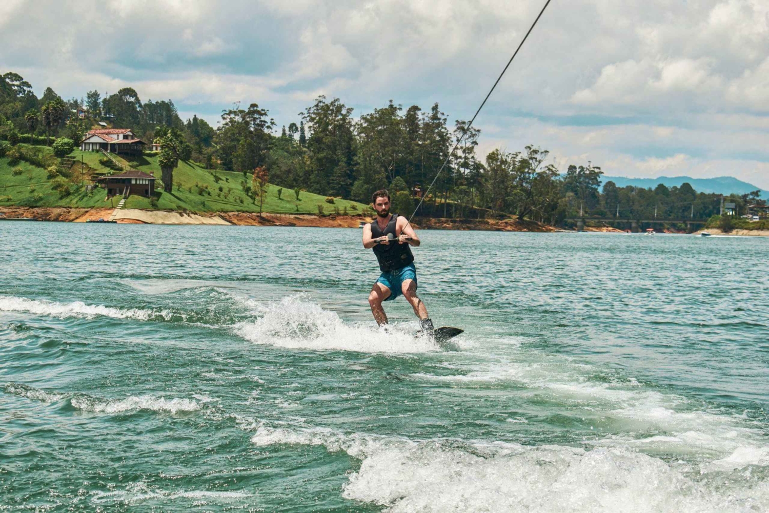 Guatape-touri toiminnassa; seikkailu vesiskootterilla tai wakeboardilla!! Piedra del Peñol