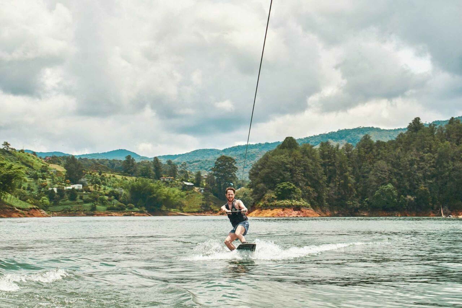 Guatape-touri toiminnassa; seikkailu vesiskootterilla tai wakeboardilla!! Piedra del Peñol
