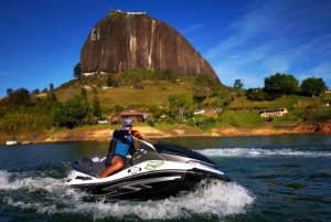 Guatape-touri toiminnassa; seikkailu vesiskootterilla tai wakeboardilla!! Piedra del Peñol