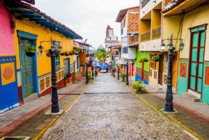 Guatape-touri toiminnassa; seikkailu vesiskootterilla tai wakeboardilla!! Piedra del Peñol