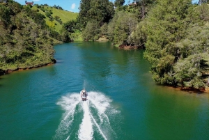 Guatape-touri toiminnassa; seikkailu vesiskootterilla tai wakeboardilla!! Piedra del Peñol