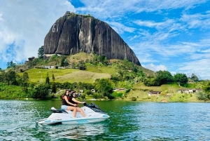 Guatape-touri toiminnassa; seikkailu vesiskootterilla tai wakeboardilla!! Piedra del Peñol