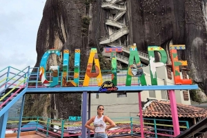 Guatape-touri toiminnassa; seikkailu vesiskootterilla tai wakeboardilla!! Piedra del Peñol