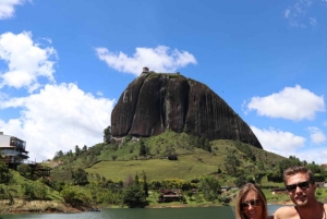 Guatape-touri toiminnassa; seikkailu vesiskootterilla tai wakeboardilla!! Piedra del Peñol