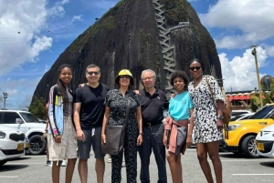 Guatape-touri toiminnassa; seikkailu vesiskootterilla tai wakeboardilla!! Piedra del Peñol