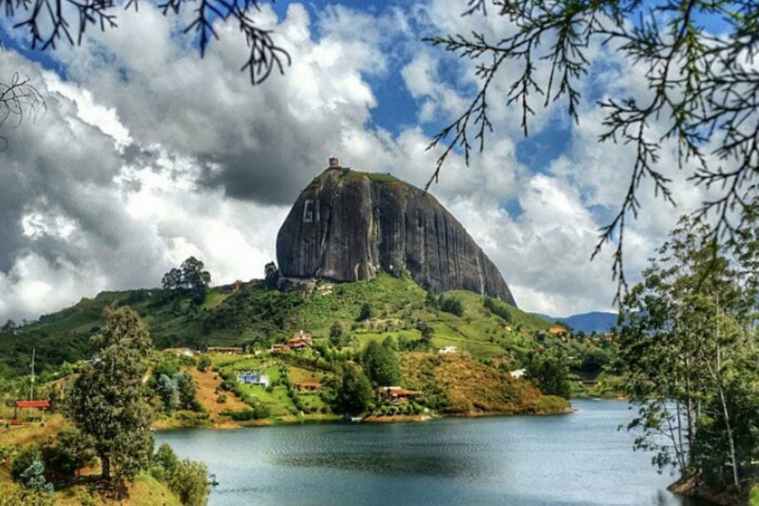 Guatapé, Piedra del Peñol and Boat Tour from Medellín