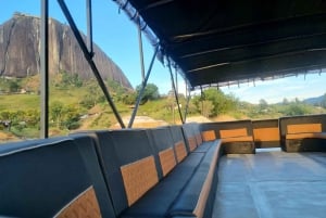 Guatapé : croisière privée festive avec musique