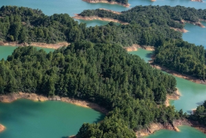 Guatapé: Panoramaflug mit dem Helikopter über den Stausee (6 Minuten)