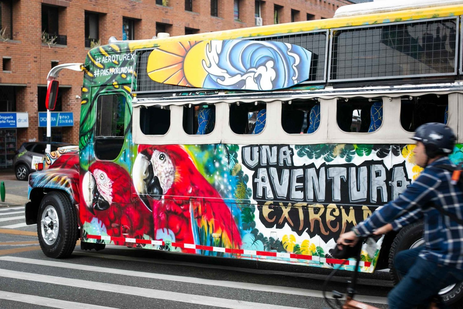 Tour de Guatapé em Chiva + Visita à fazenda de Pablo Escobar