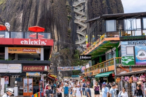 Guatapé Tour per Chiva + Bezoek aan de Hacienda van Pablo Escobar