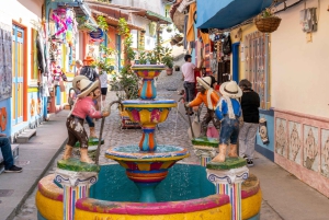 Guatapé Tour per Chiva + Bezoek aan de Hacienda van Pablo Escobar