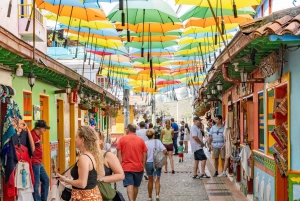 Guatapé Tour per Chiva + Bezoek aan de Hacienda van Pablo Escobar