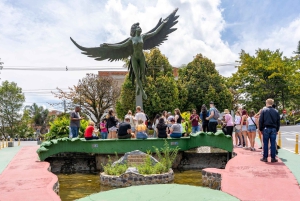 Guatapé Tour per Chiva + Bezoek aan de Hacienda van Pablo Escobar