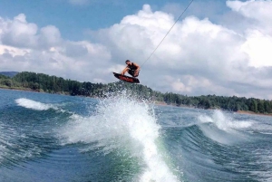 Guatapé: Experiencia de wakeboard y wakesurf