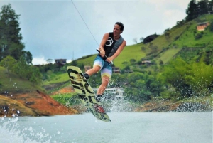 Guatapé: Experiencia de wakeboard y wakesurf