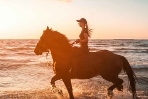 Przejażdżka konna o zachodzie słońca: Wycieczka konna nad brzegiem morza