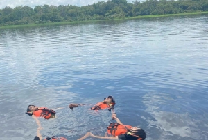 Leticia: tour in canoa sull'Amazzonia con bagno