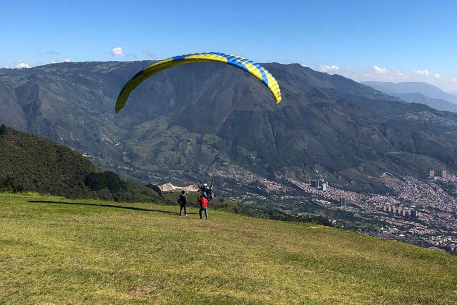 Medellín: 15-Minute Paragliding Flight