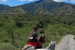 Medellín: Boat ride adventure + Horseback riding excursion in Santa Fe de Antioquia