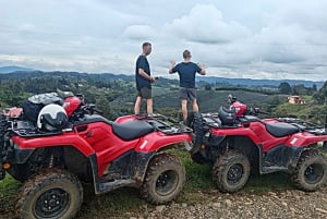 Medellín: Tour mit dem Quad (ATV) durch 3 Berge und Wasserfall