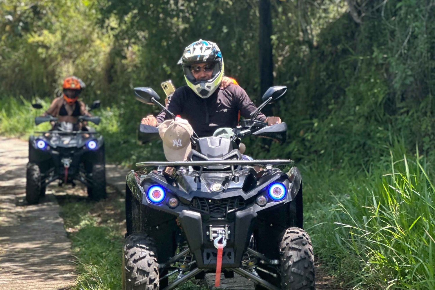 メデジン：滝とプールを巡るバルボサ ATV ガイド付きツアー。