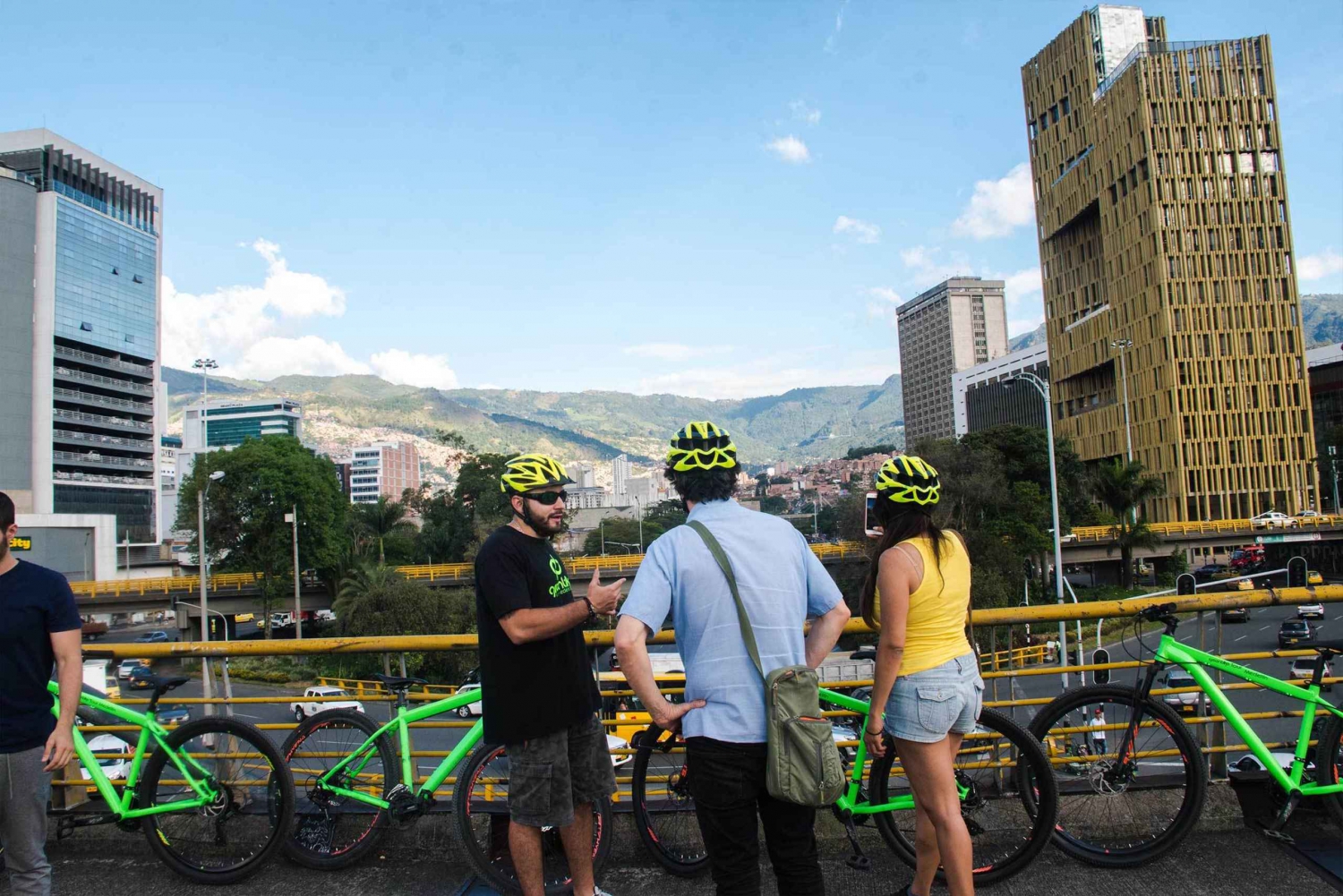 Medellin: Bike City Tour with Local Food and Drink Tastings