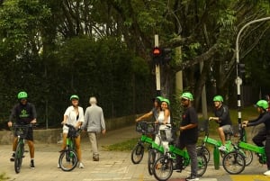 Medellín: Recorrido en bici por la ciudad con degustación de comida y bebida locales